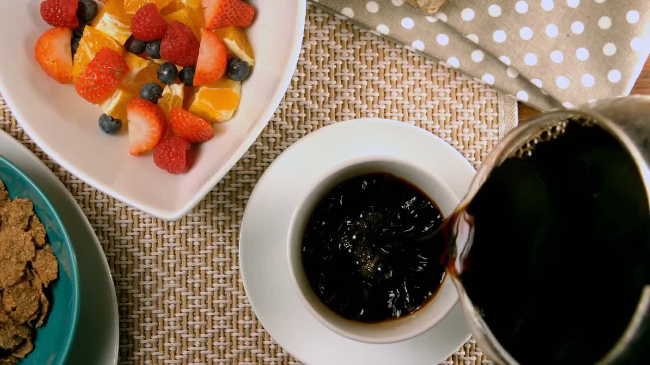 커피 컵에 커피를  ⁇ 우는 4k