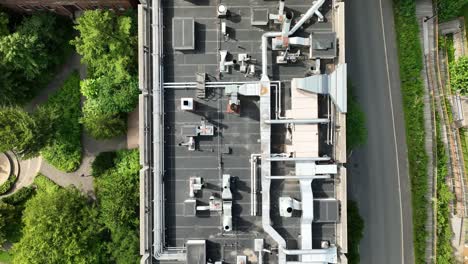drone de arriba hacia abajo pan sobre el edificio de la escuela con sistema de ventilación hvac en la parte superior