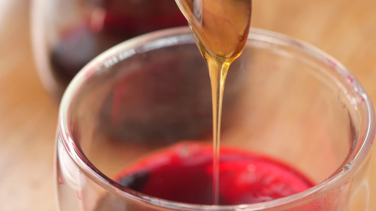 은 음료에 을 뿌려