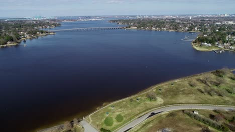 Volando-Sobre-Un-Parque-En-Portsmouth,-Virginia,-Mostrando-El-Río-Elizabeth-Y-El-Puente-De-Churchland