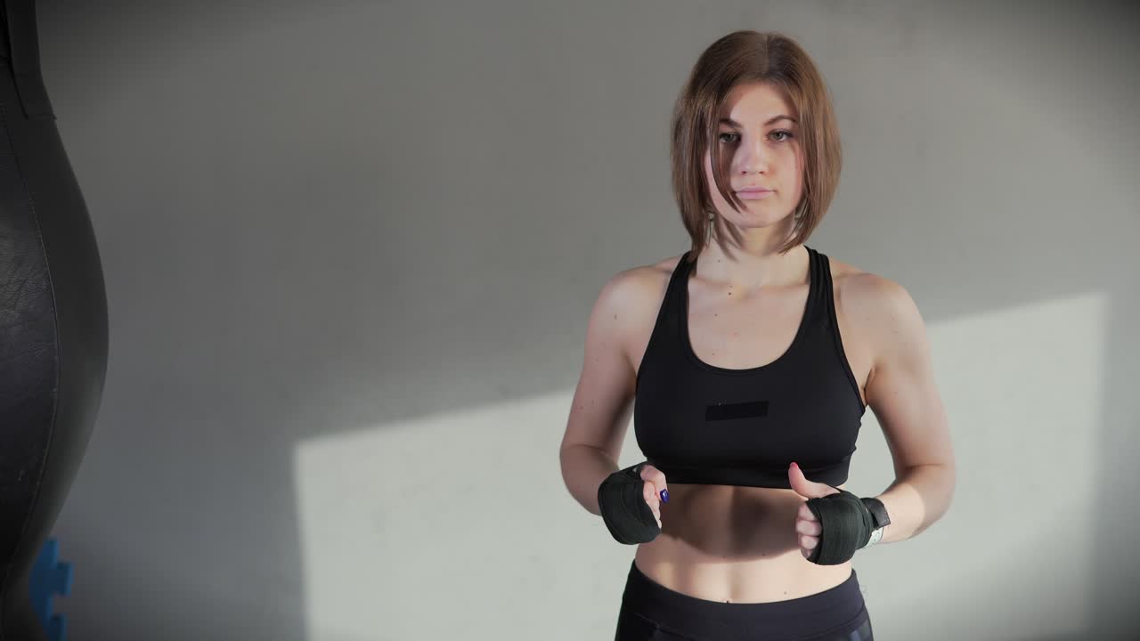 Mujer preparándose para un entrenamiento de boxeo