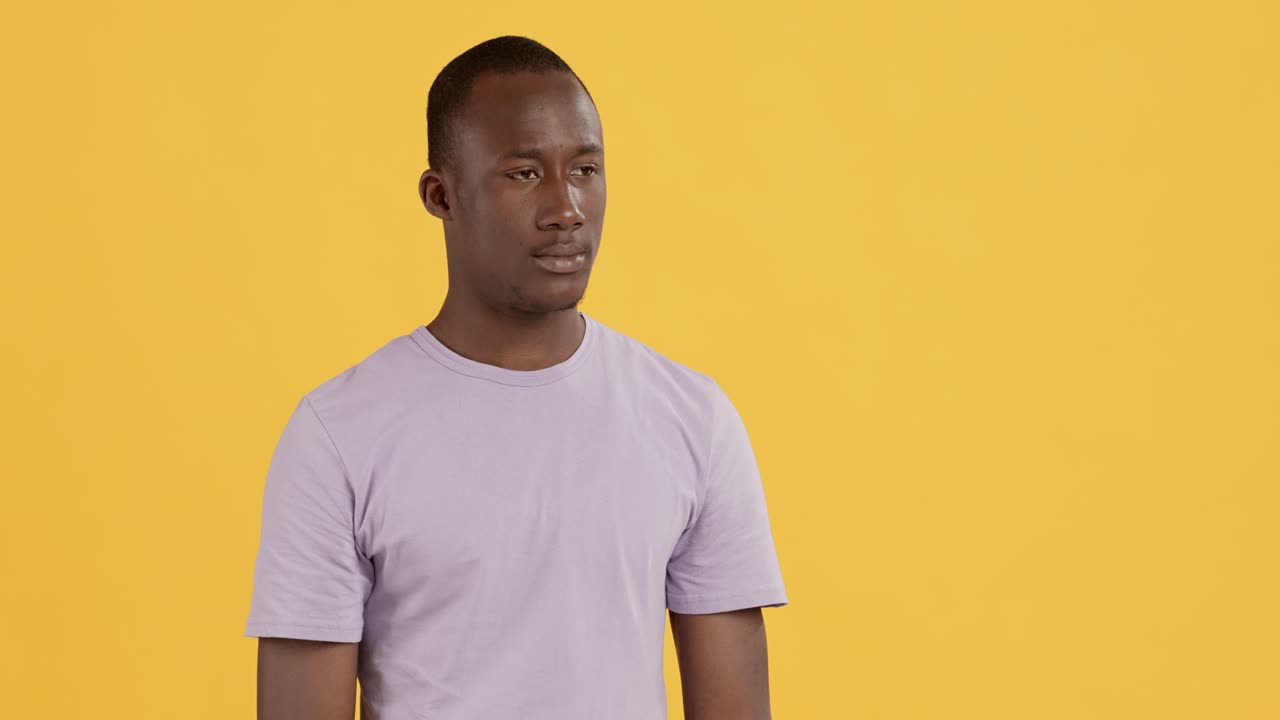 hombre con la mano cubriendo la boca