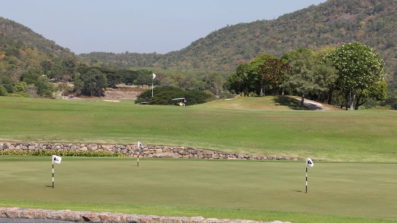 골퍼가 골프 코스에서 공을 흔들고 타격합니다.