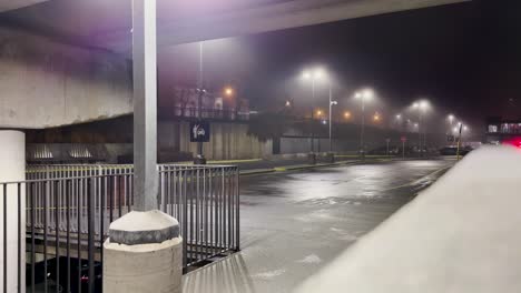 estacionamiento vacío en hamilton, ontario, canadá durante la noche con niebla