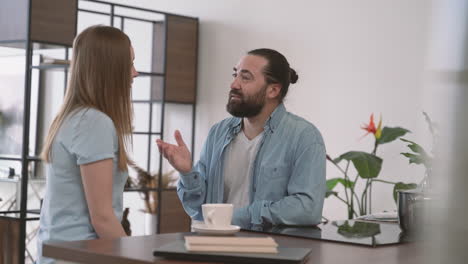 hombre barbudo tiene una conversación interesante con una mujer joven 5