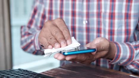 limpieza de un teléfono inteligente con un pañuelo