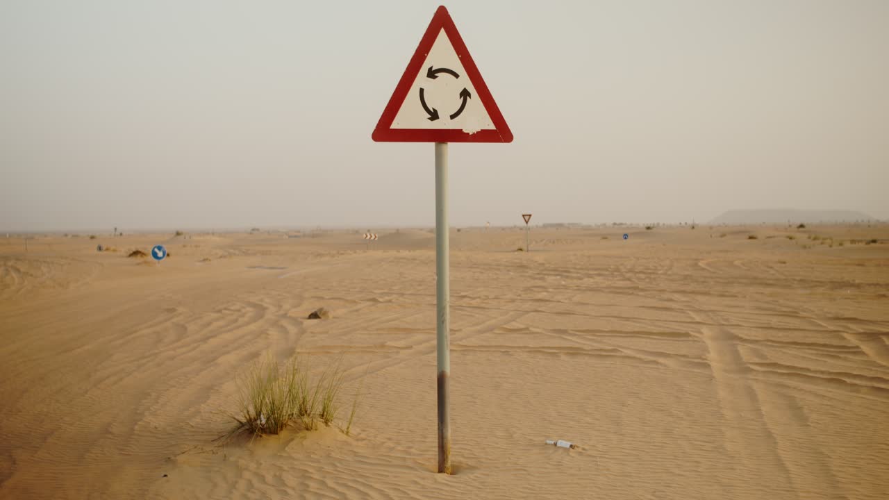 Strada nel deserto con segnale di rotonda