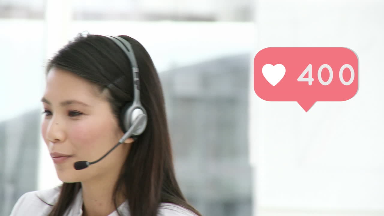 전화 헤드 ⁇ 을 사용하는 사업가 여성 위의 디지털 아이콘의 애니메이션