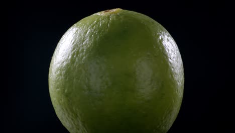 video de cal giratoria verde sobre un fondo negro