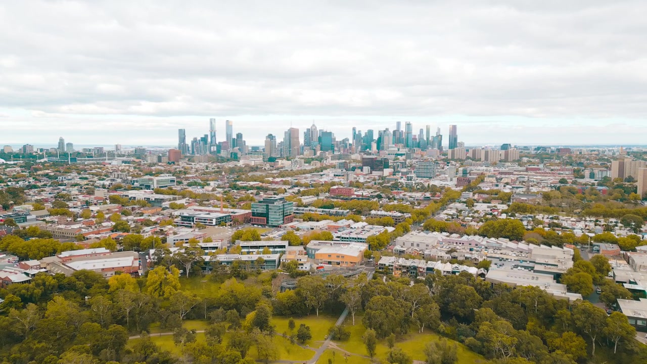 Riprese cinematografiche 4K con drone che catturano Yarra Bend Park, Collingwood Children’s Farm e lo skyline del CBD di Melbourne in una soleggiata mattina d'autunno