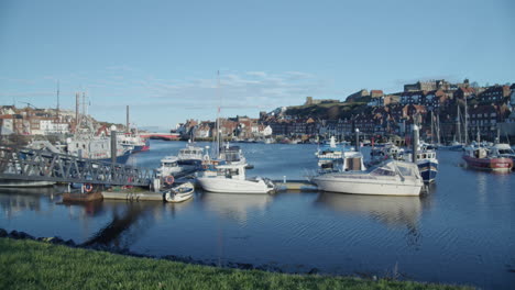 Whitby,-North-York-Moors,-Statische-Aufnahme,-Sonnenschein-Am-Frühen-Morgen,-North-Yorkshire-Heritage-Coast,-Yachten-Und-Abtei-Bmpcc-4k-Prores-422-Clip-3.-Januar-2022