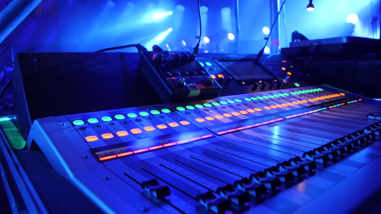 escenario de conciertos y tablero de sonido