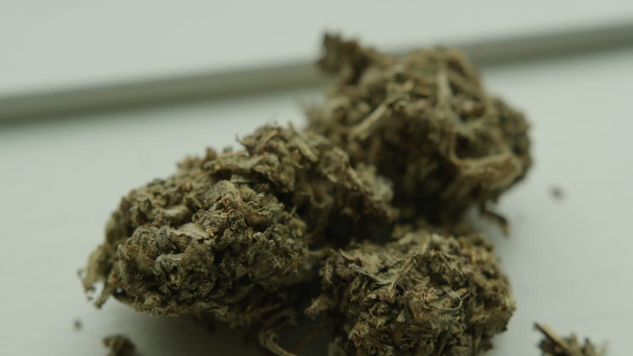 primer plano inclinado hacia abajo de pepitas de marihuana