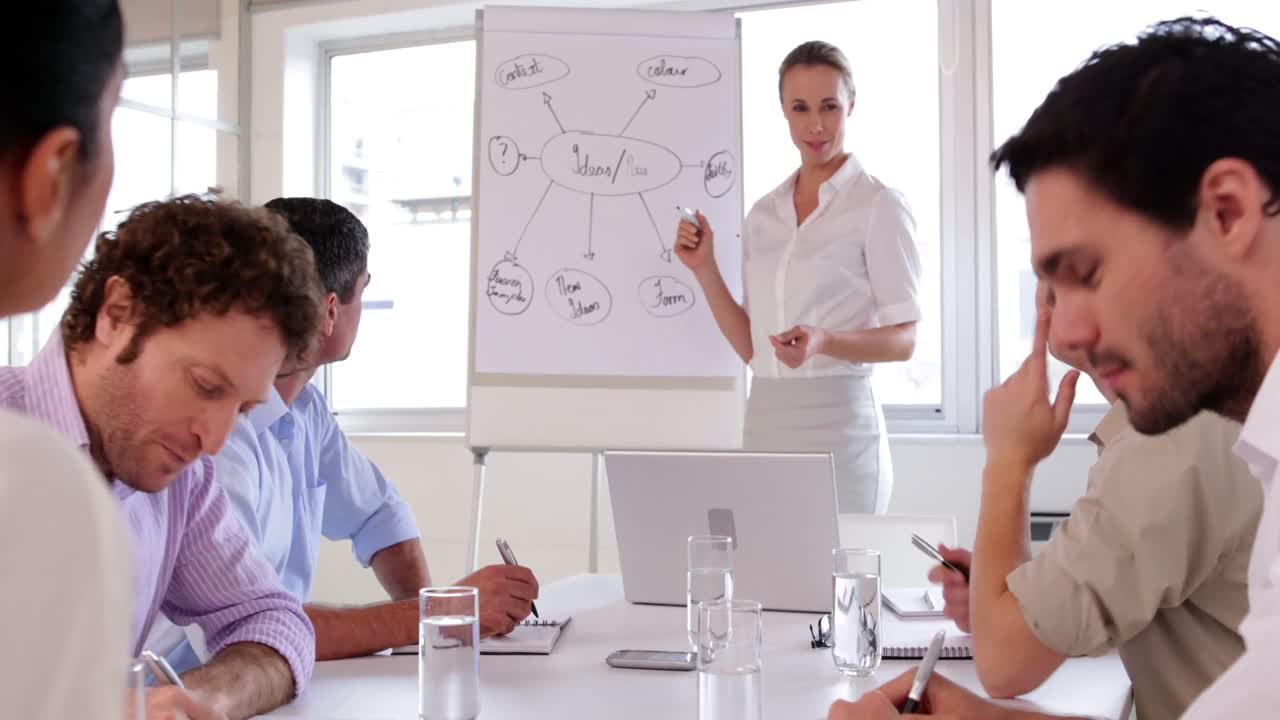 joven mujer de negocios dando una presentación