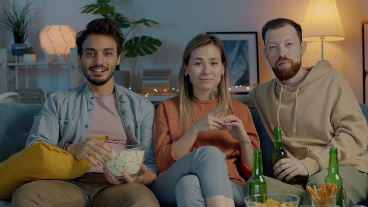 amigos viendo una película