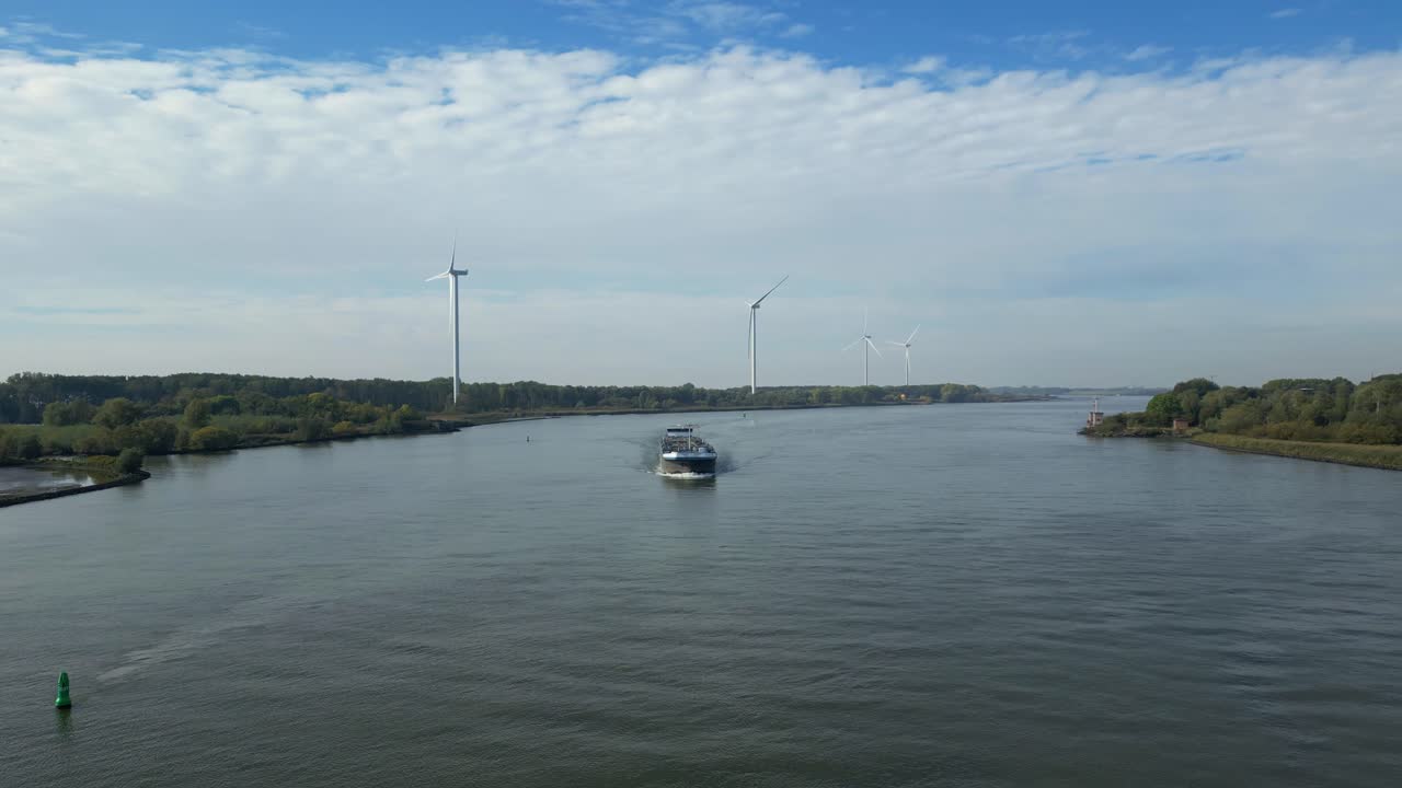 넓은 강을 이동하는 화물선의 항공 영상