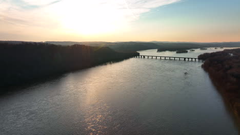 La-Hermosa-Naturaleza-Revela-El-Retroceso-Del-Puente-Que-Cruza-El-Río-Ancho-Al-Amanecer