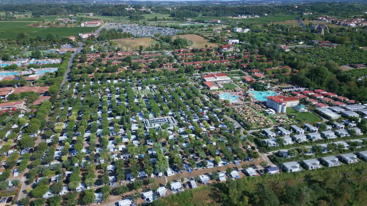 vista aérea de un hermoso pueblo y casas en el campo de italia