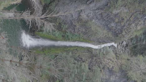 Wasserfall-Und-Ruhige-Lagune-Eingebettet-In-Die-Malerischen-Berge-Patagoniens,-Argentinien