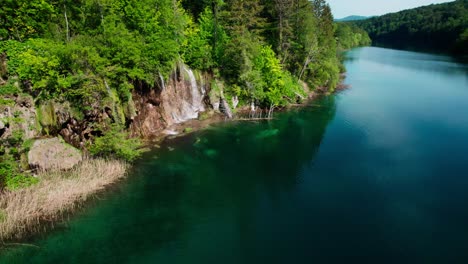 cascada en el parque nacional de plitvice, bosque verde y lago azul en croacia, primavera colorida