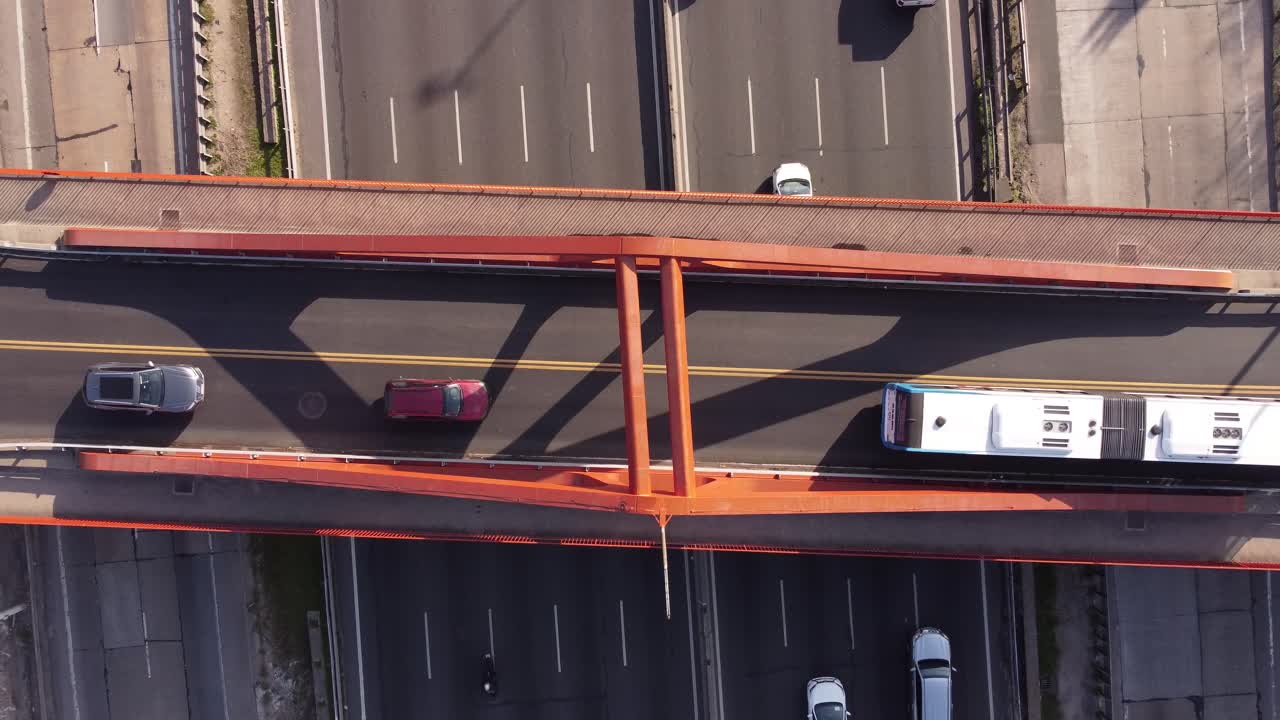 아르헨티나 부에노스 아이레스의 범아메리카나 고속도로를 가로지르는 다리