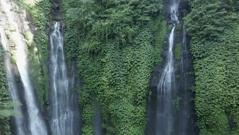 La-Antena-Se-Eleva-Sobre-Una-Hermosa-Cascada-Con-Exuberante-Follaje-Verde-En-Un-Acantilado