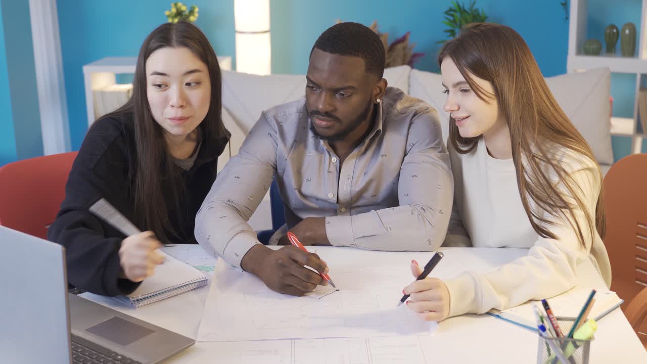 grupo multiétnico de amigos trabajando en un proyecto en casa.