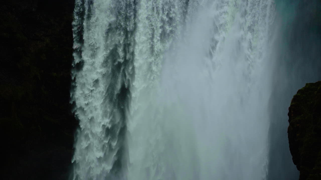una poderosa cascada en islandia