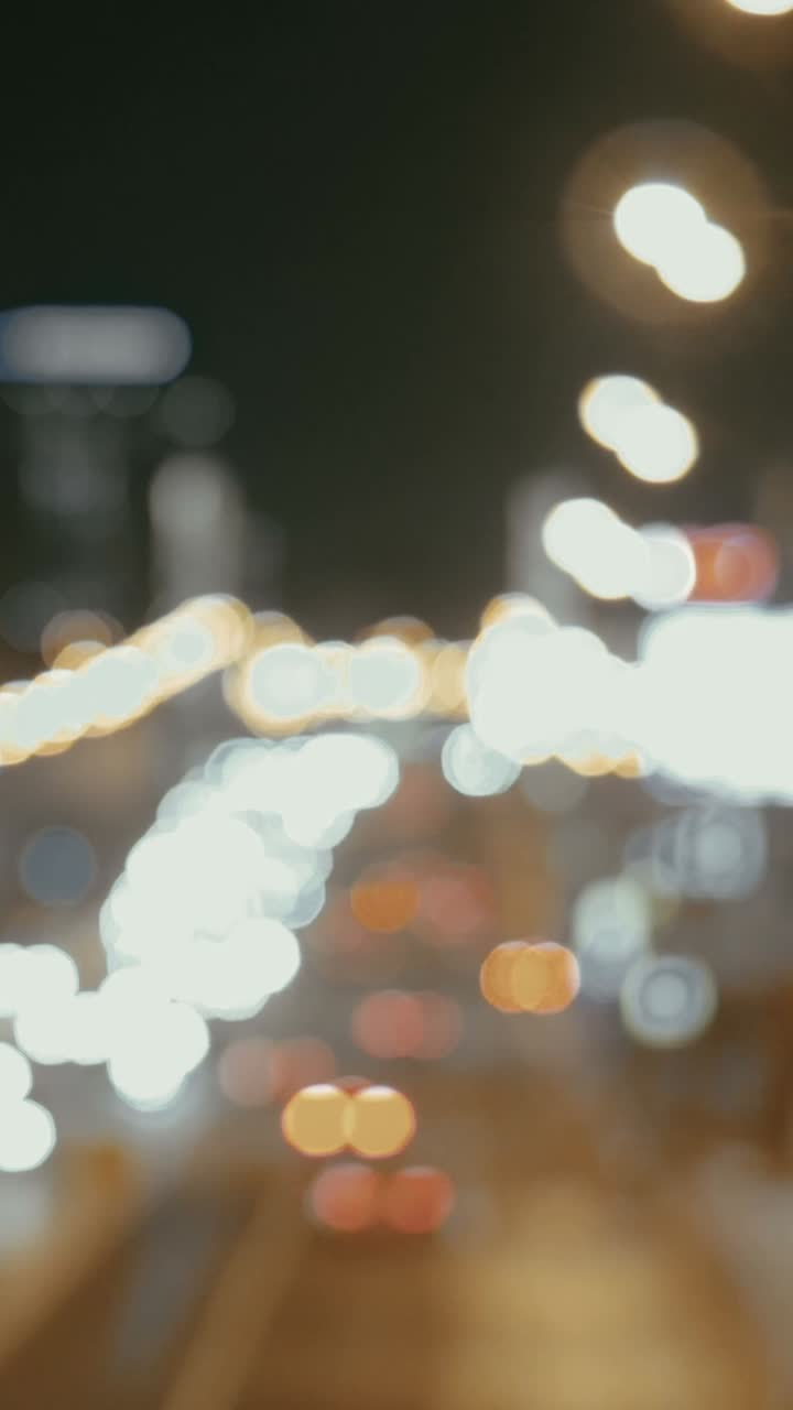 luces borrosas de la ciudad por la noche