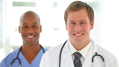 el médico y la enfermera hablando juntos.