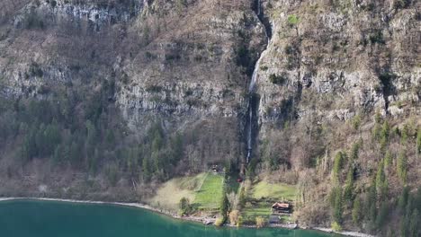 Cascada-De-Walensee,-Quinten,-Alpes-Suizos---Antena