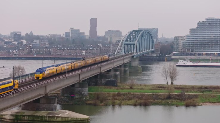 Treni che attraversano il ponte ferroviario vicino alla stazione centrale di Nimega