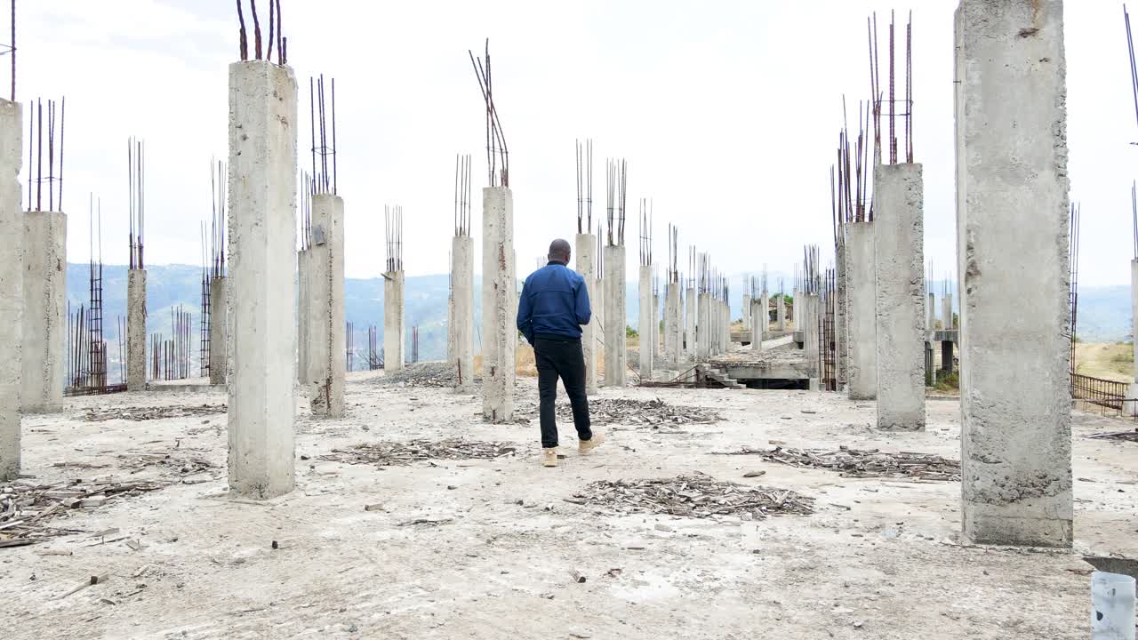 ingeniero africano inspector vigilancia operativo drone piloto