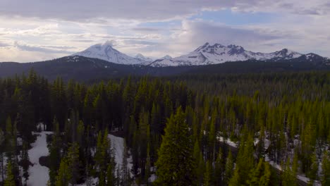 Flying-toward-cascade-mountain-range,-including-the-Sisters-Mountains-and-Broken-Top-in-Central-Oregon