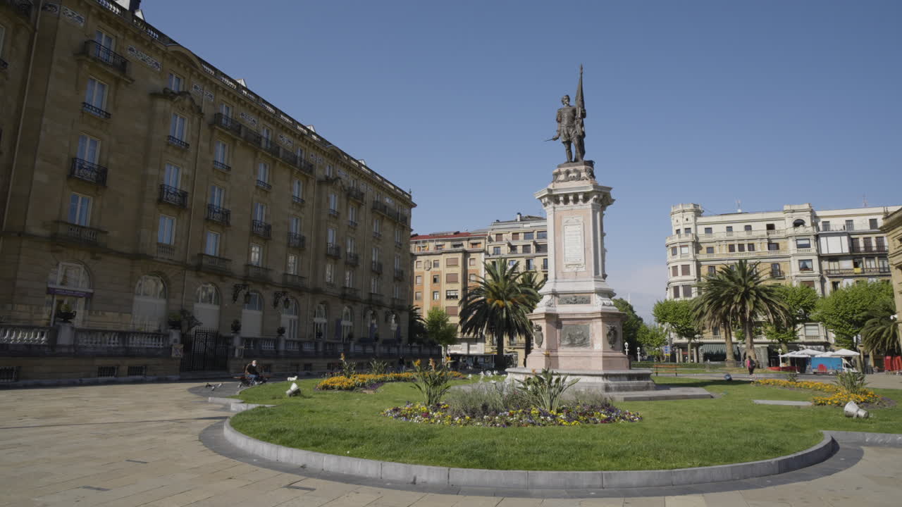 мемориальная статуя на красивой площади города сан-себастьян, вид слева на панораму