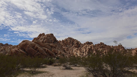 Joshua-Bäume-Wehen-Im-Wind-Vor-Einem-Felsberg-Im-Nationalpark-In-Kalifornien