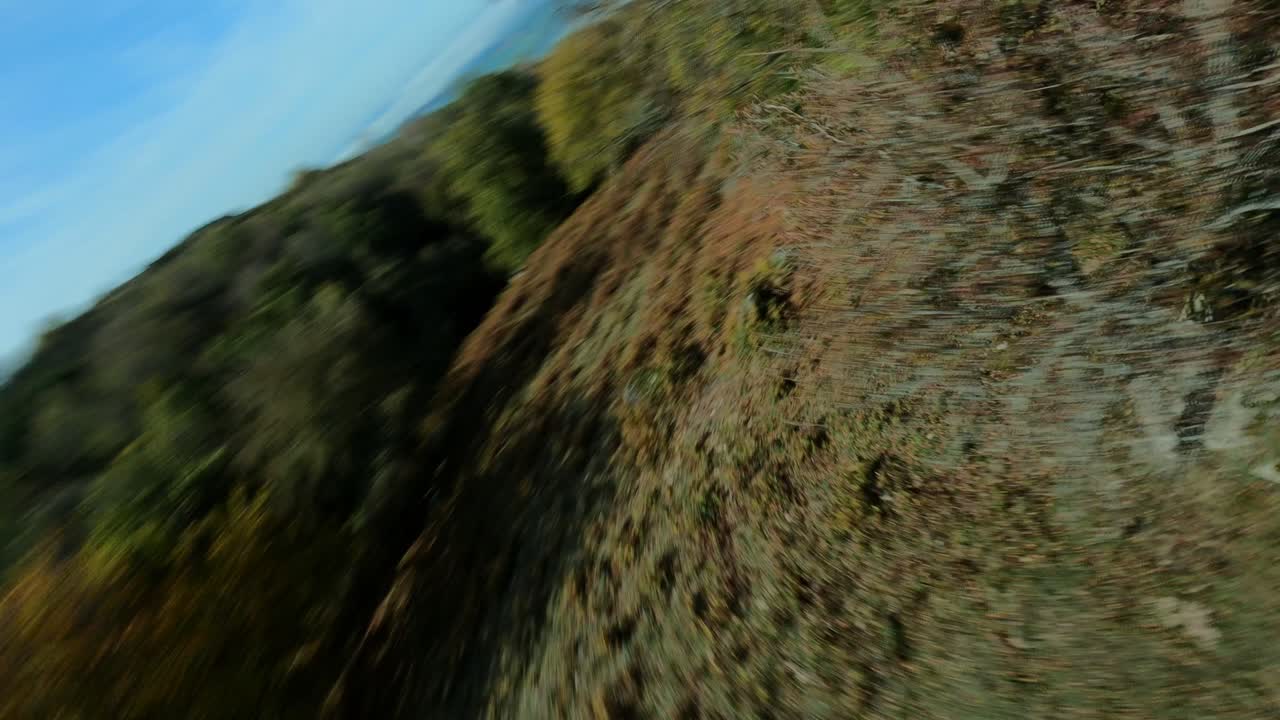 estilo libre de drones locos volando sobre el paisaje rural de uchon, campo francés