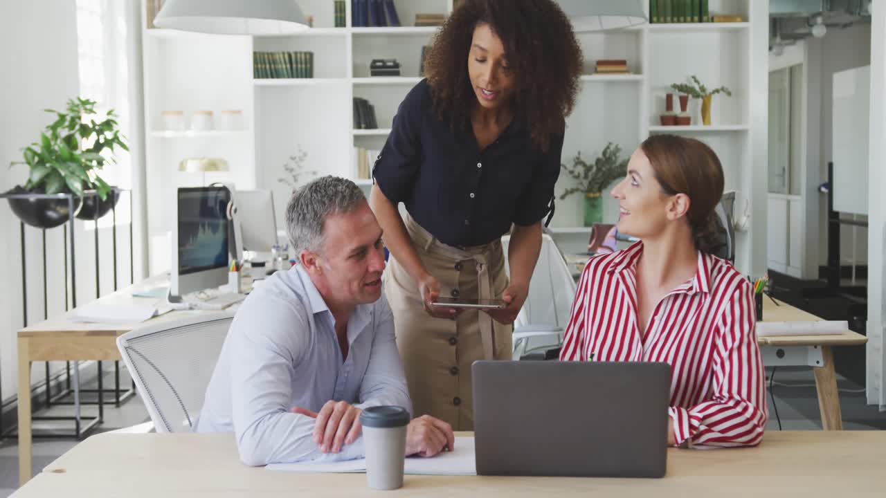 colegas discutiendo sobre algo en la computadora