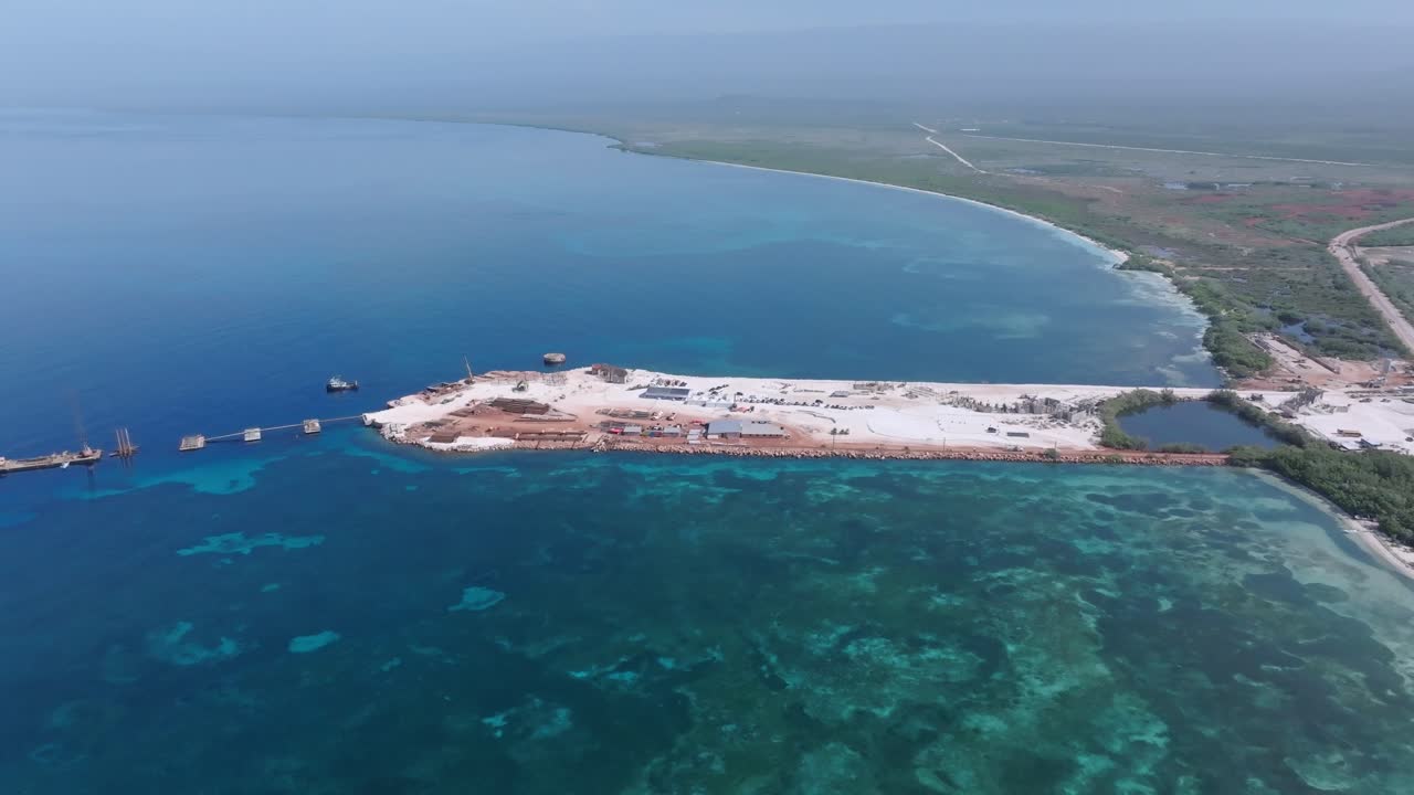 카리브 해 연안의 페데르날레스에 있는 카보 로조의 새로운 항구 개발