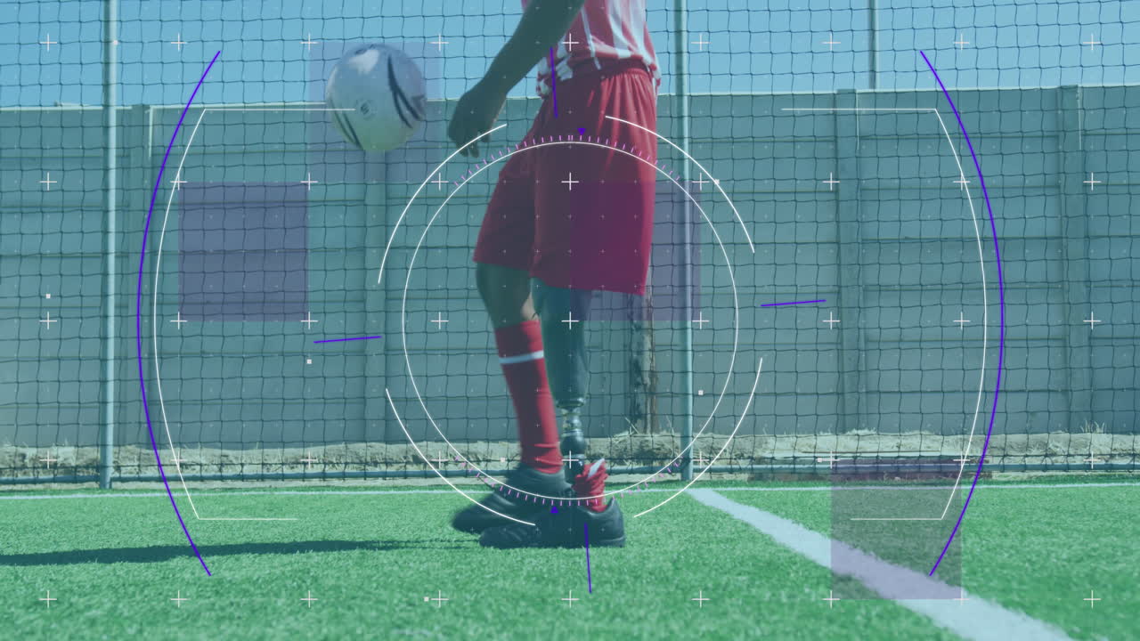 잔디 잔디에서 축구를 연습하는 의수 다리를 가진 남성 축구 선수에 대한 범위 스캐너