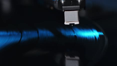 reproductor de discos de vinilo retro tocando música, macro disparo de primer plano de disco de lp vintage girando el fonógrafo antiguo. reproductor de música retro.