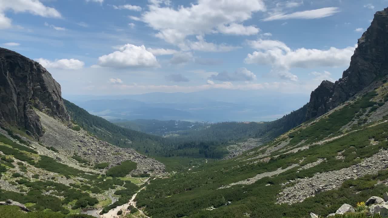 sombra de nube en movimiento de lapso de tiempo sobre el paisaje del valle de la montaña verde, alto tatrass