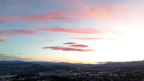 Farbenfroher-Sonnenaufgang-über-Santa-Clarita,-Kalifornien---Gleitender-Luftüberflug