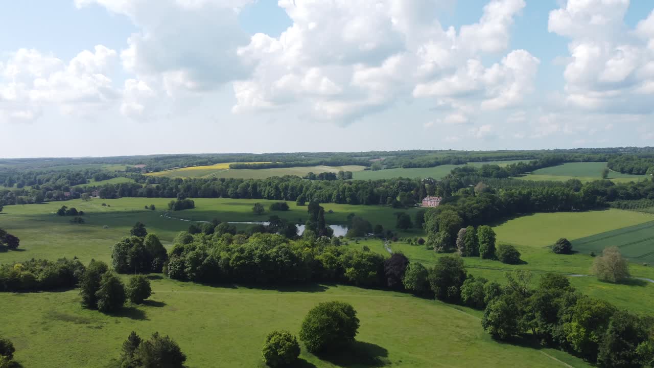 4K-dronevideo Bridgen kylästä lähellä Canterburyä maalaismaisemineen