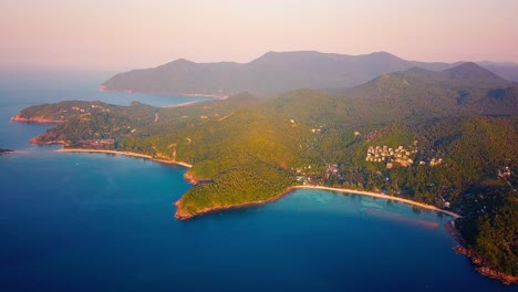 Un-Dron-Aéreo-De-4k-Empuja-La-Toma-De-La-Playa-De-Ensalada-En-Koh-Phangan-En-Tailandia-Con-Barcos-De-Pesca,-Agua-Verde-Azulado,-Coral-Y-Selvas-Verdes