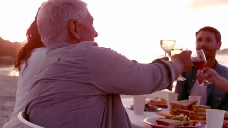 Fröhliches-Essen-Mit-Der-Großfamilie