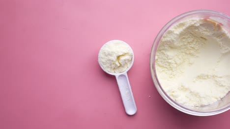 milk powder in bowl and measuring spoon