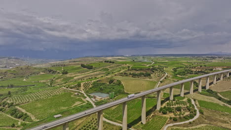 Borgo-Vecchio-Italia-Sobrevuelo-Aéreo-Con-Drones-V2-Y-Alrededor-Del-Casco-Antiguo-A-Lo-Largo-Del-Puente-De-La-Autopista-Capturando-Un-Vasto-Paisaje-De-Tierras-Agrícolas-Y-Viñedos---Filmado-Con-Cine-Mavic-3---Junio-De-2023