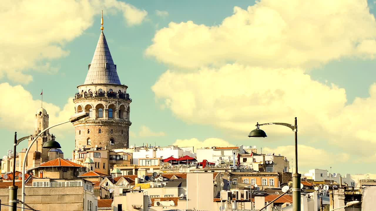 cinemagraph - arquitectura histórica del distrito de beyoglu y la torre galata, punto de referencia medieval en estambul, turquía.
