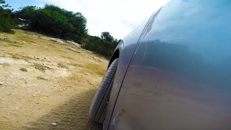 la vista desde la cámara montada en el jeep en un viaje por carretera a través del campo a cámara lenta 60 fps